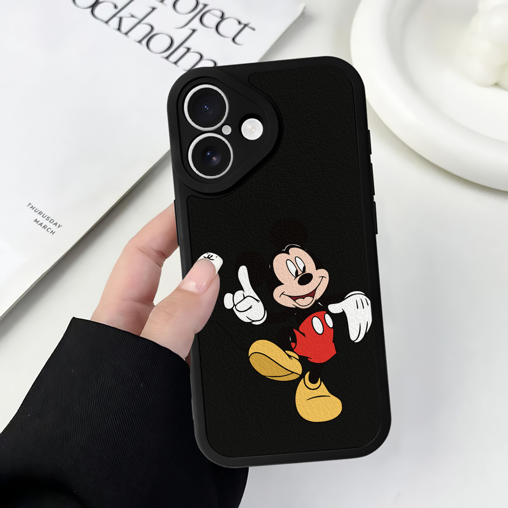 （画像用） ミッキーマウス Mickey Mouse 【iPhone 16シリーズ対応】シリコンスマホケース（レザー調） 材質：シリコン